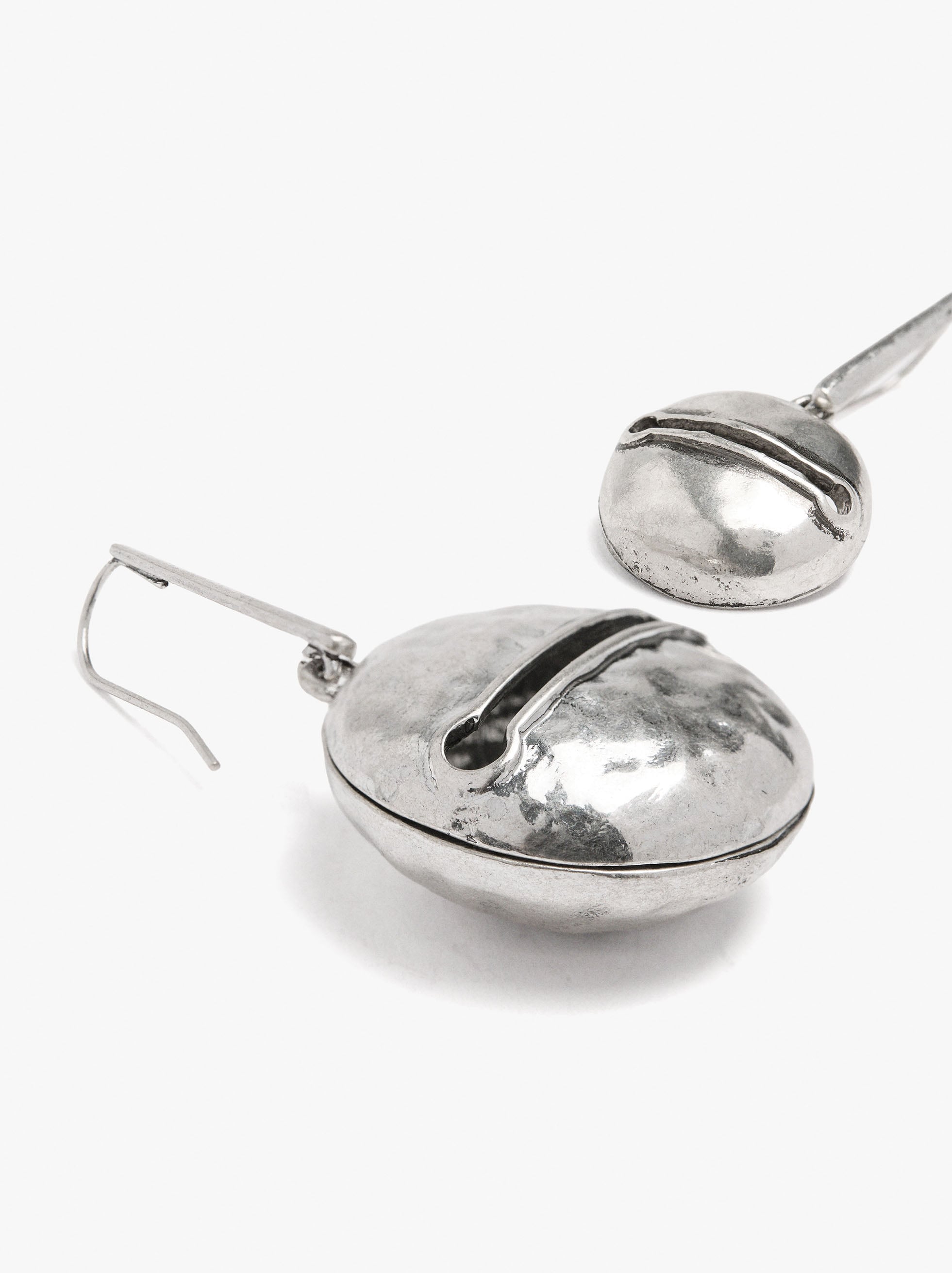 Pendientes Asimétricos Con Cascabeles
