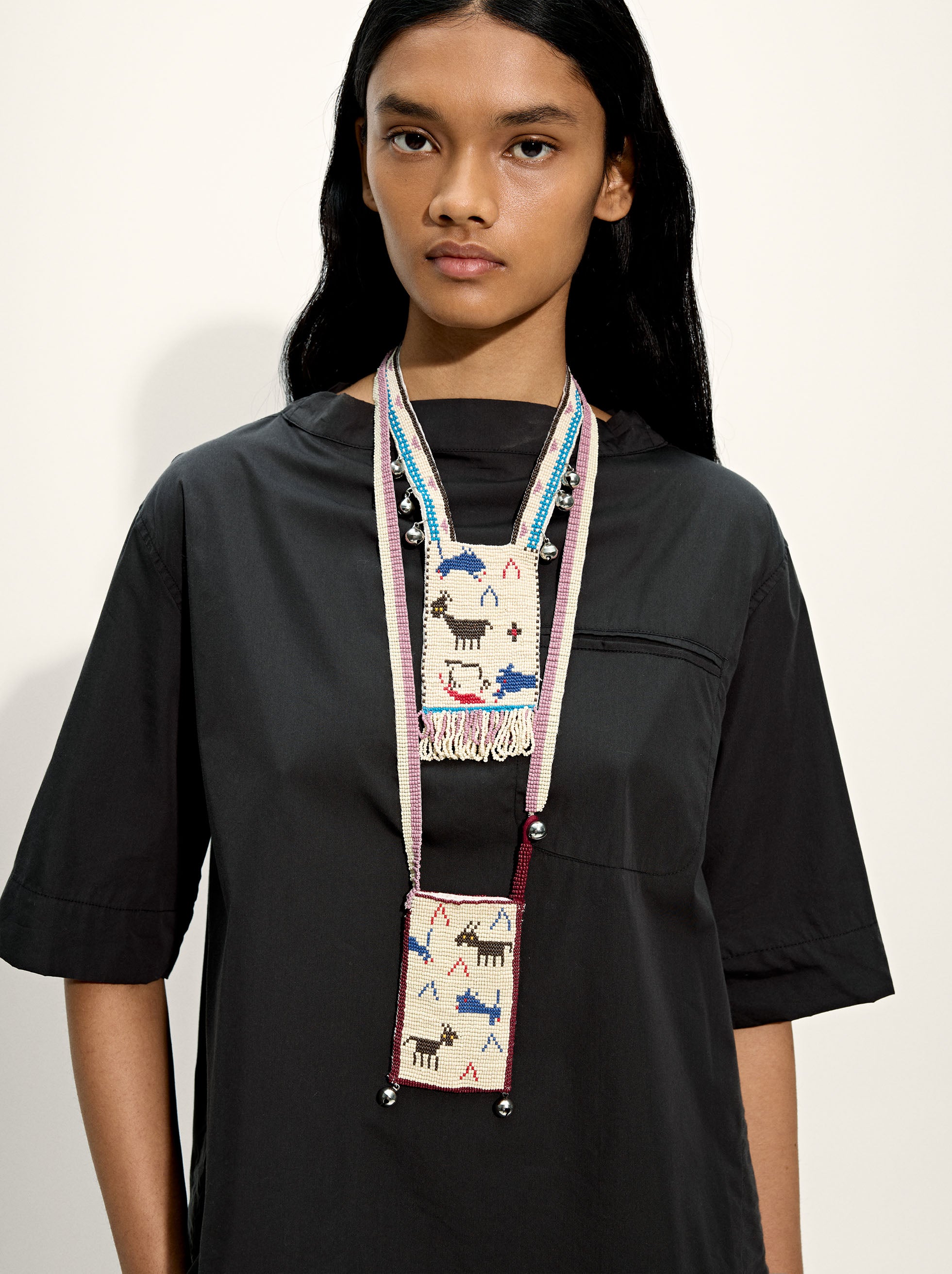 Collar Ancho Con Abalorios Y Cascabeles
