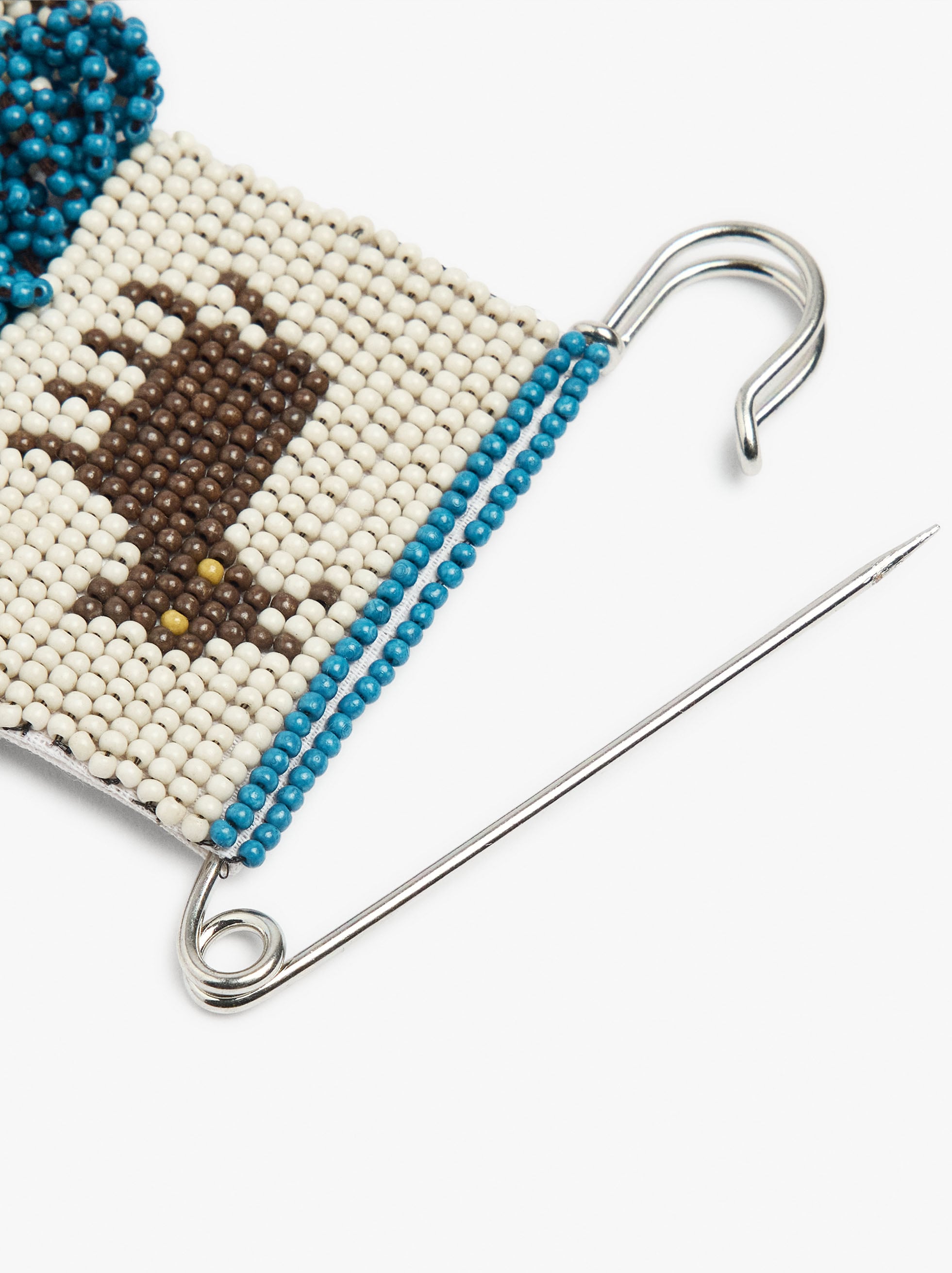 Broche Horizontal Con Abalorios Y Cascabeles
