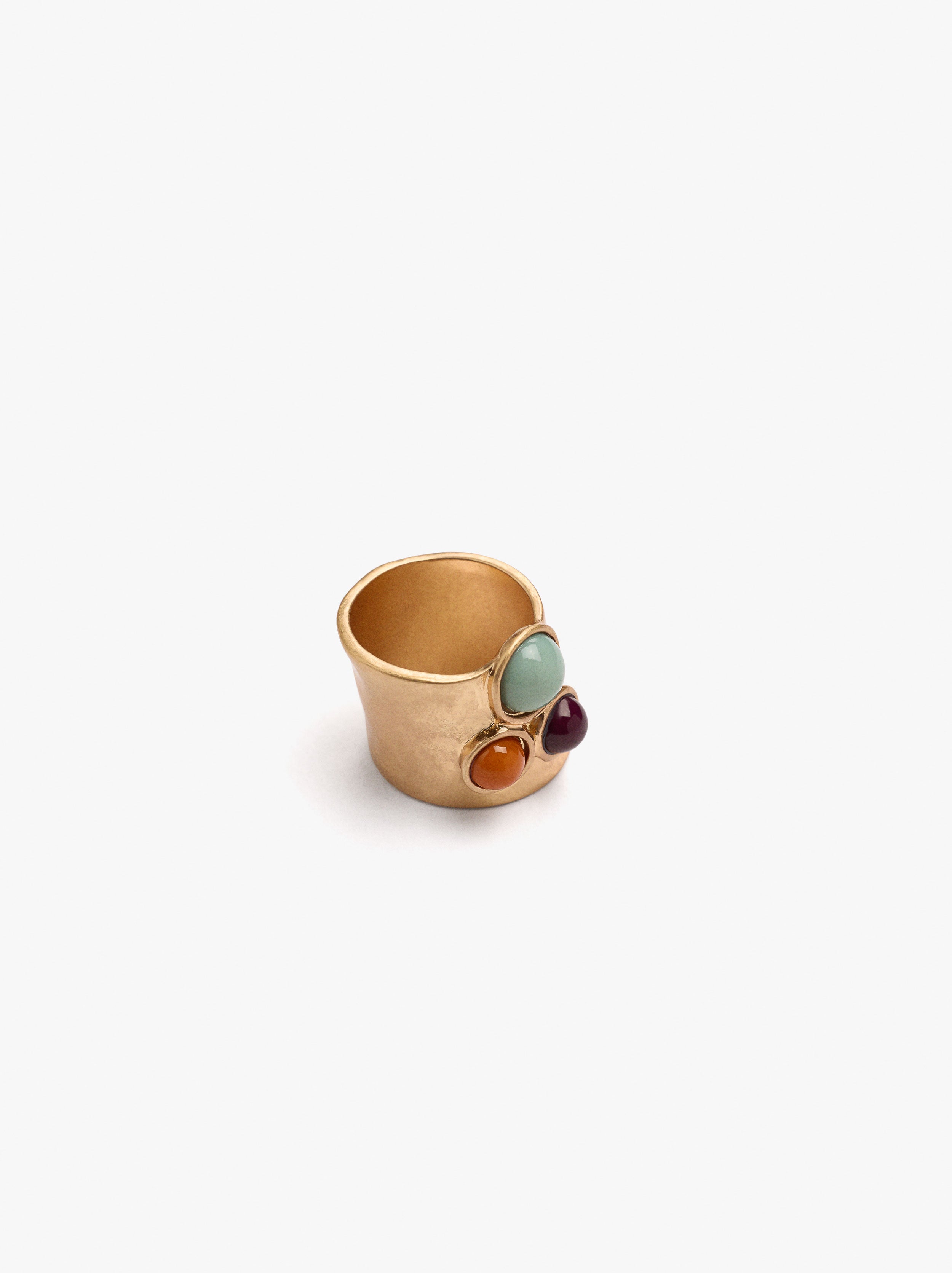Anillo Ancho Con Detalles En Resina
