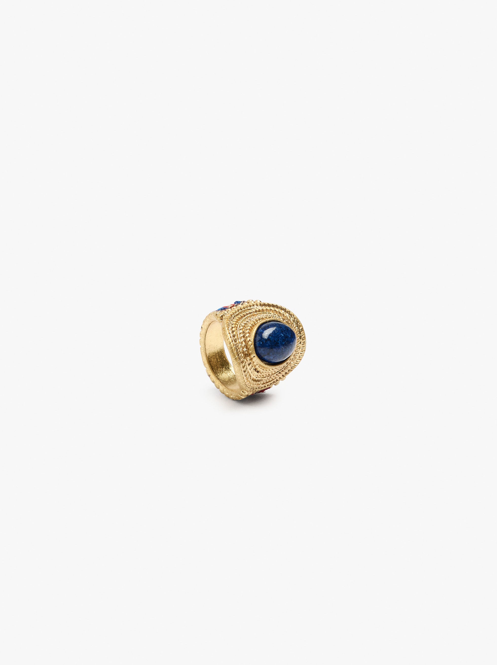 Anillo Ovalado Con Piedra Y Detalle Multicolor