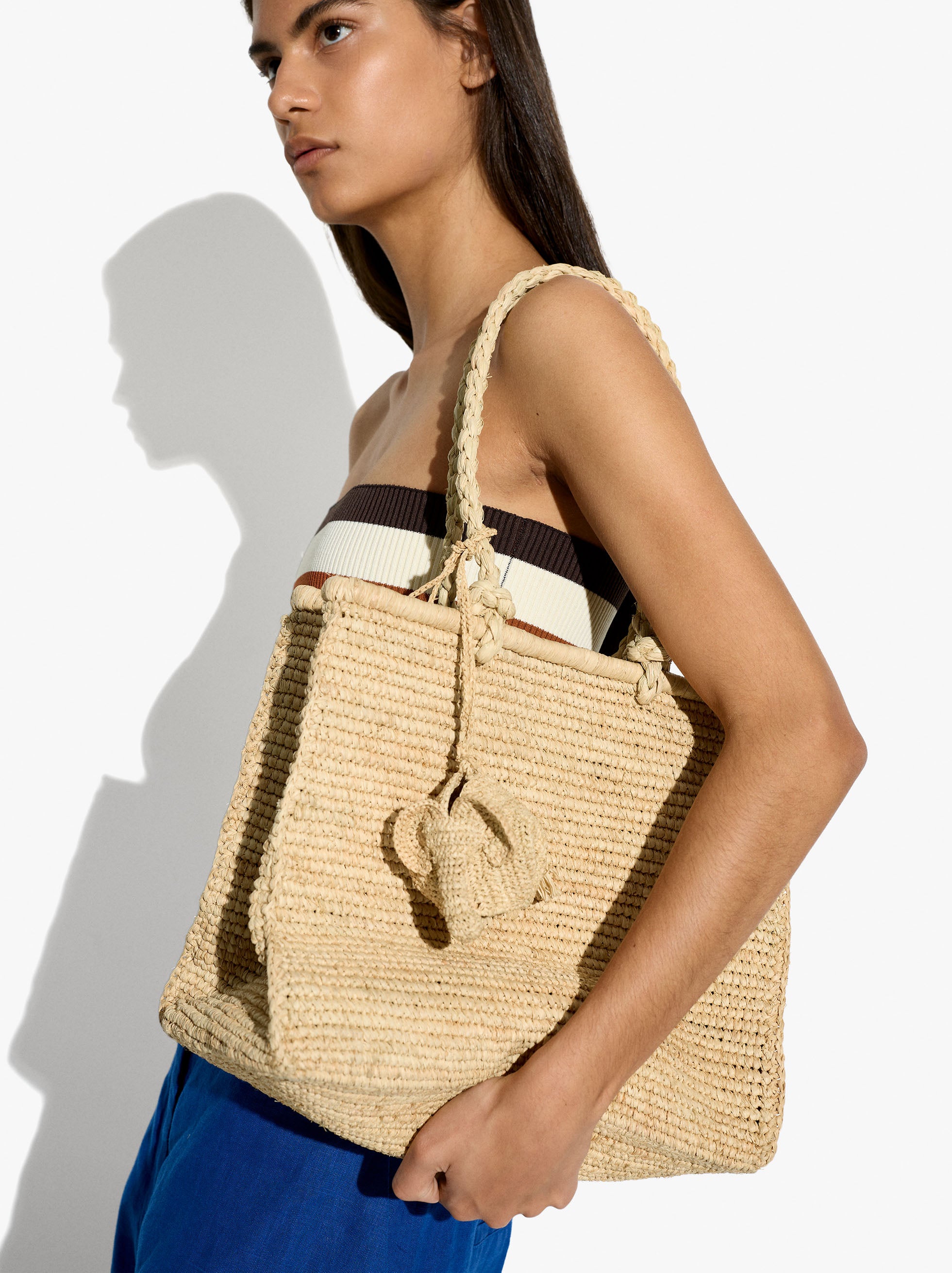 Bolso Shopper De Rafia Con Colgante De Elefante