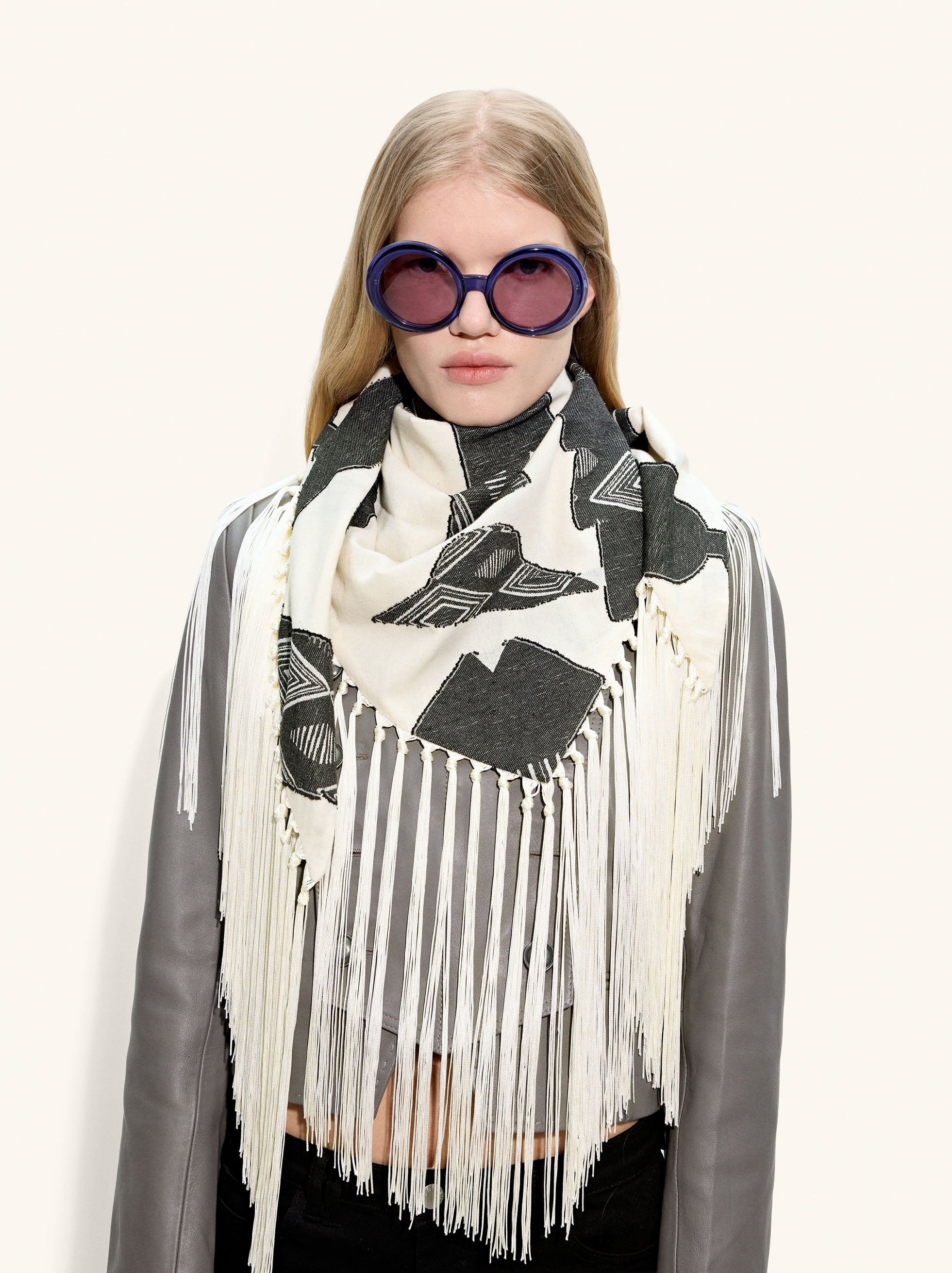 Pañuelo Cuadrado Jacquard Con Flecos