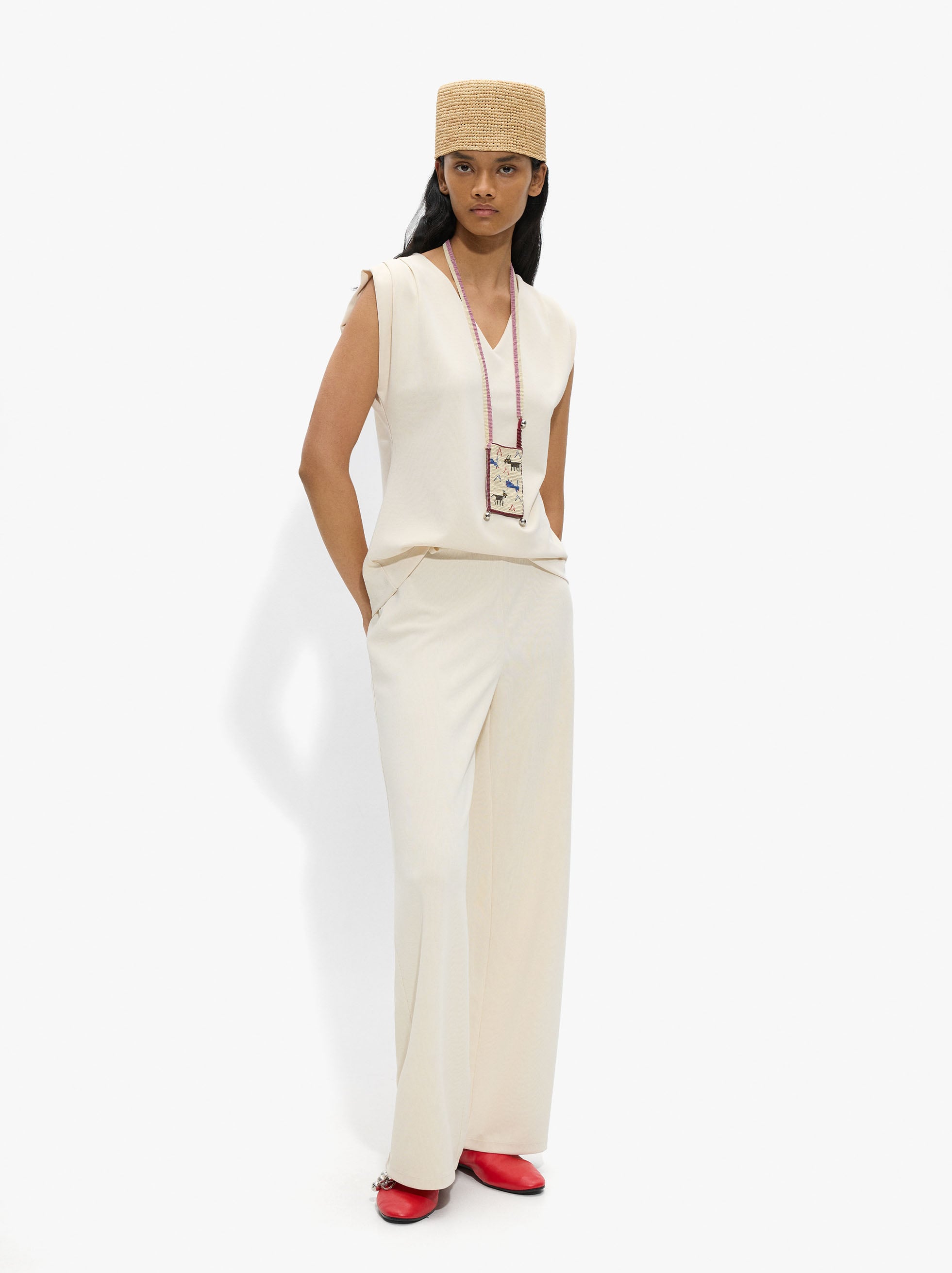 Pantalón Liso Con Trabillas