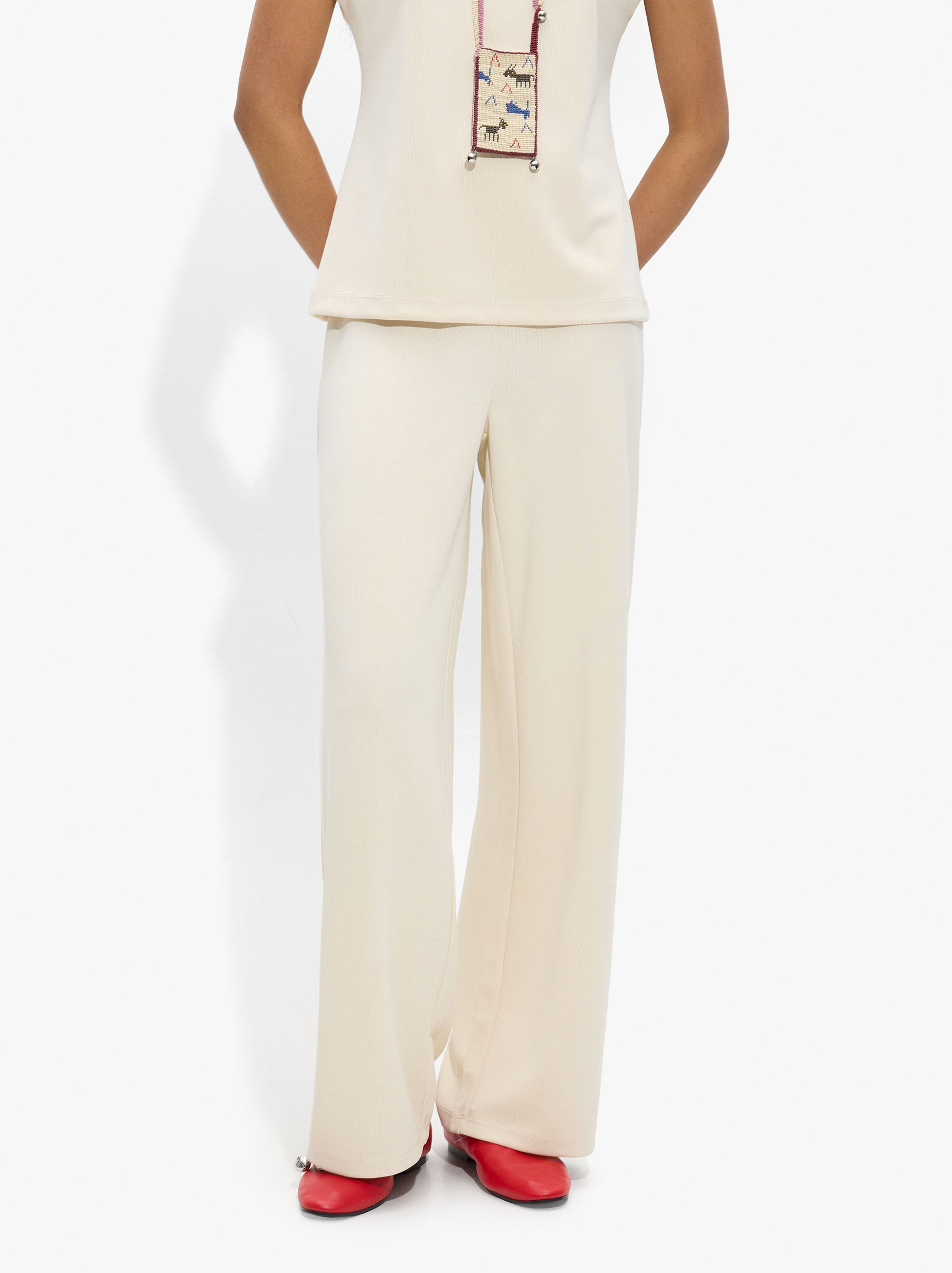 Pantalón Liso Con Trabillas