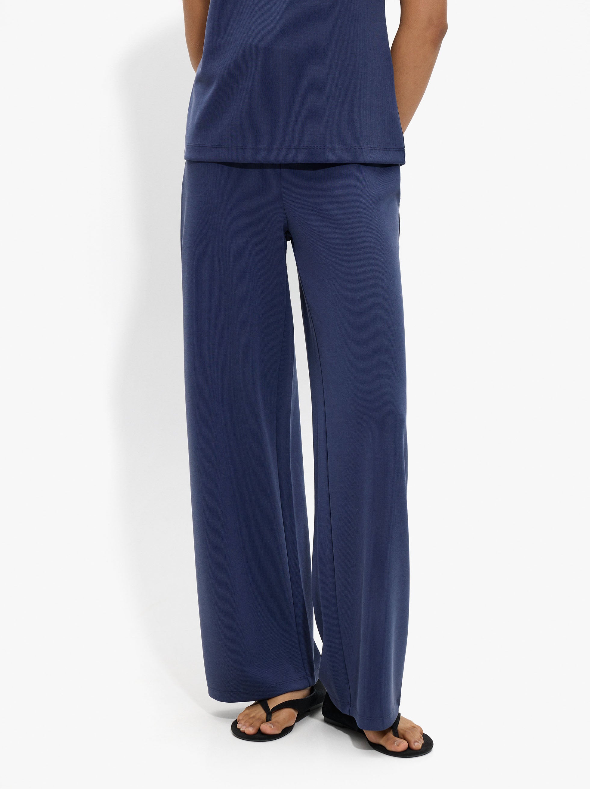 Pantalón Liso Con Trabillas