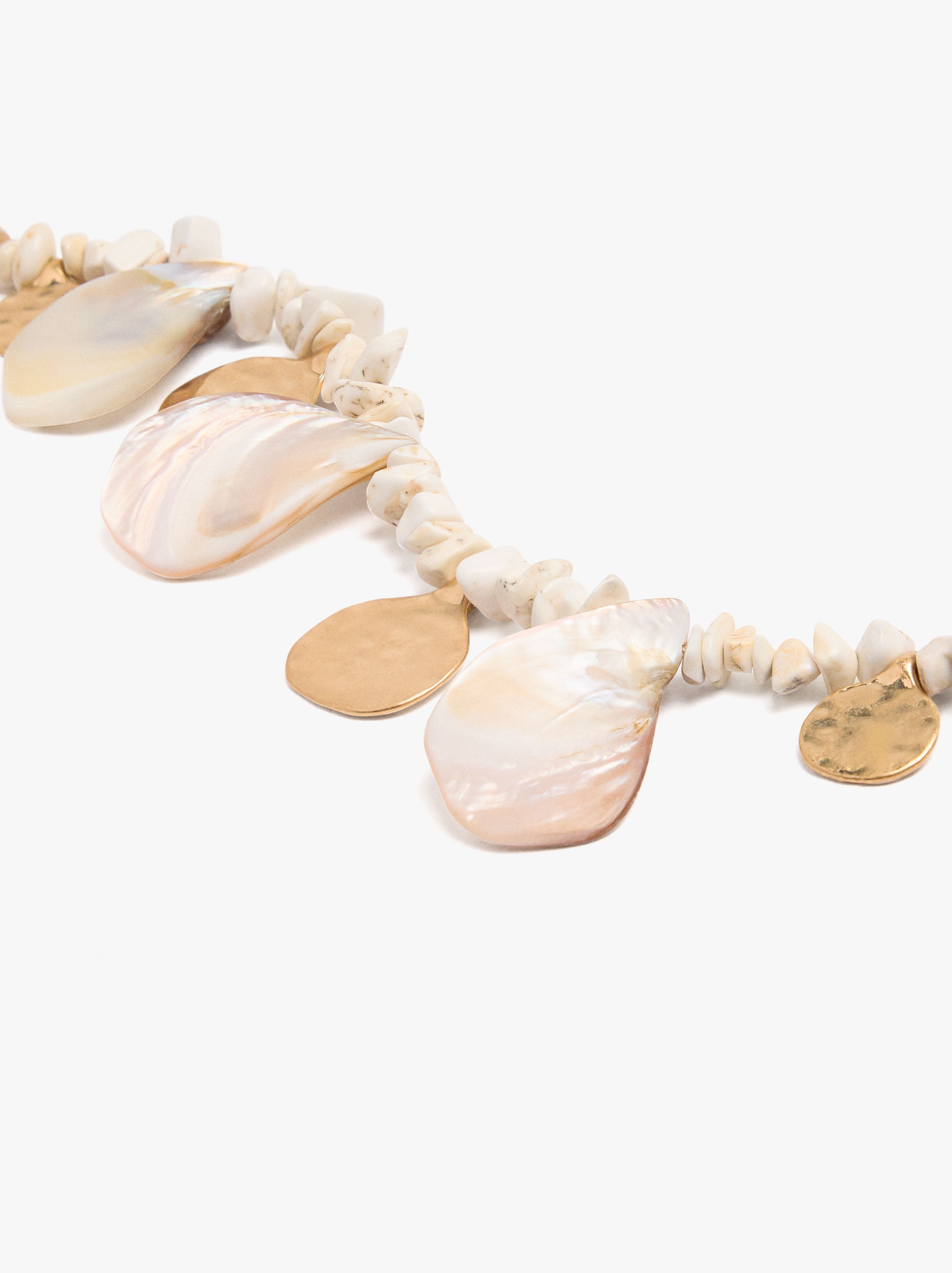 Collar Corto Con Eslabones Y Conchas