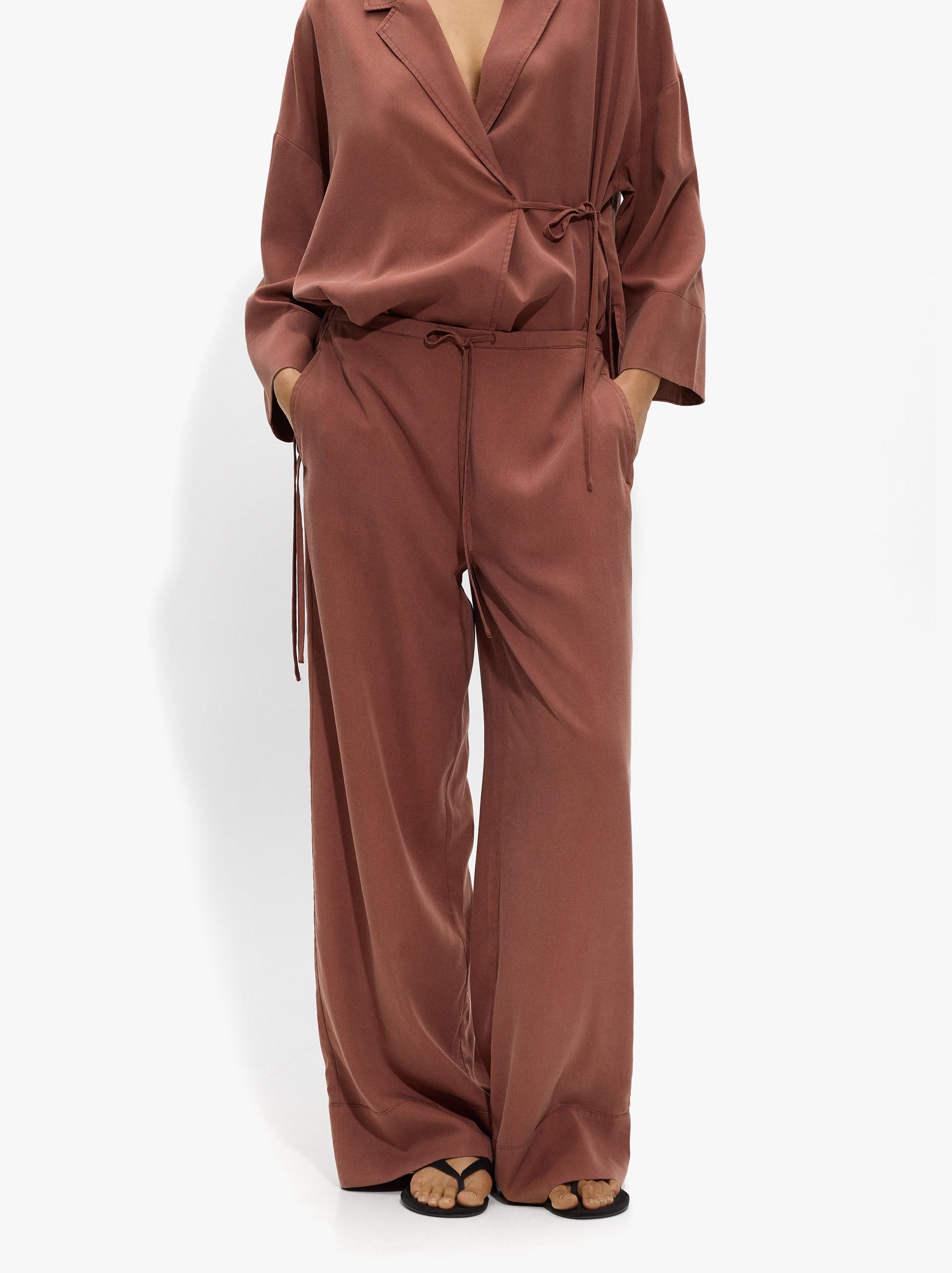Pantalón Fluido Con Bolsillos