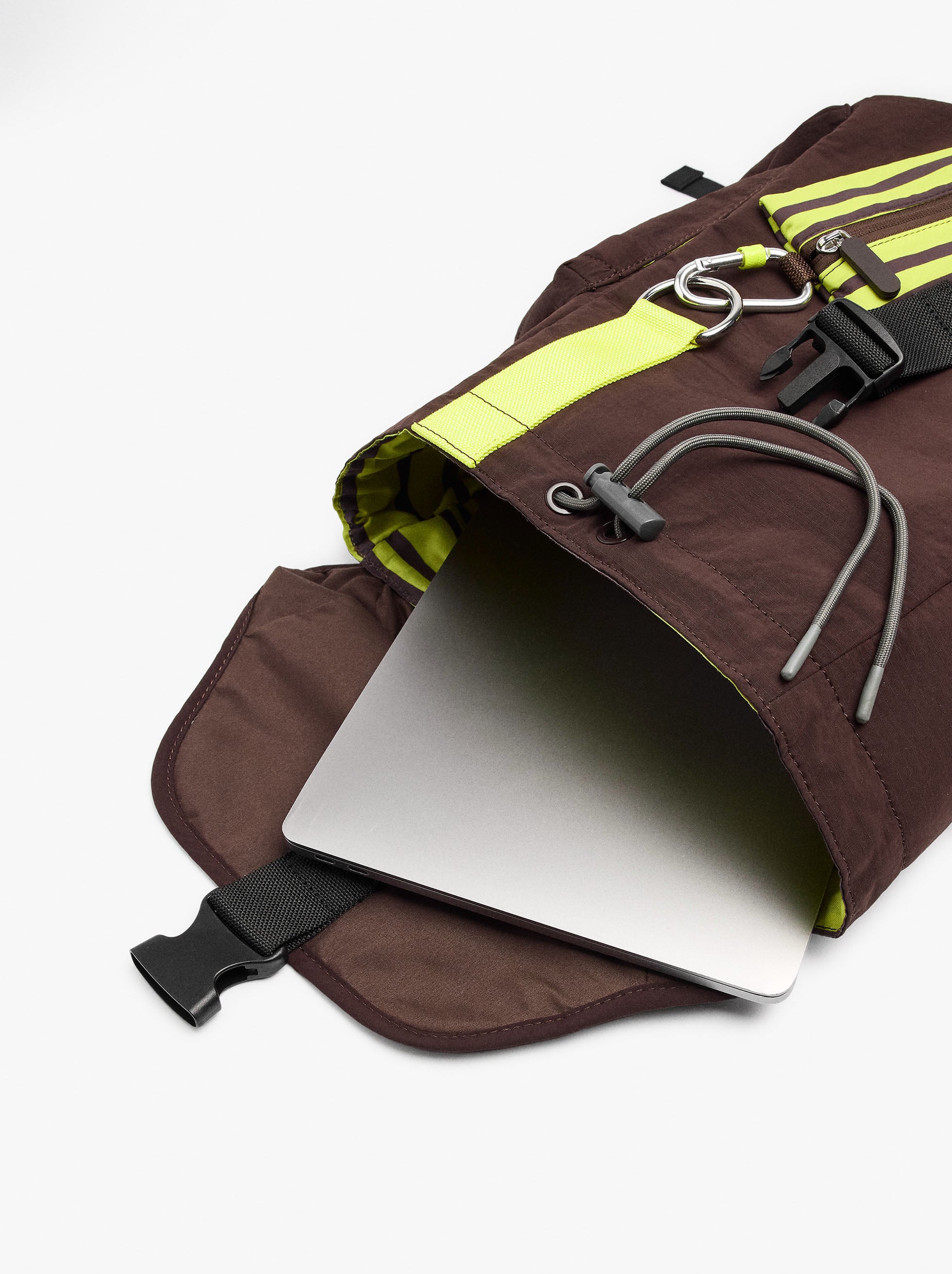 Mochila De Nylon Con Penduro