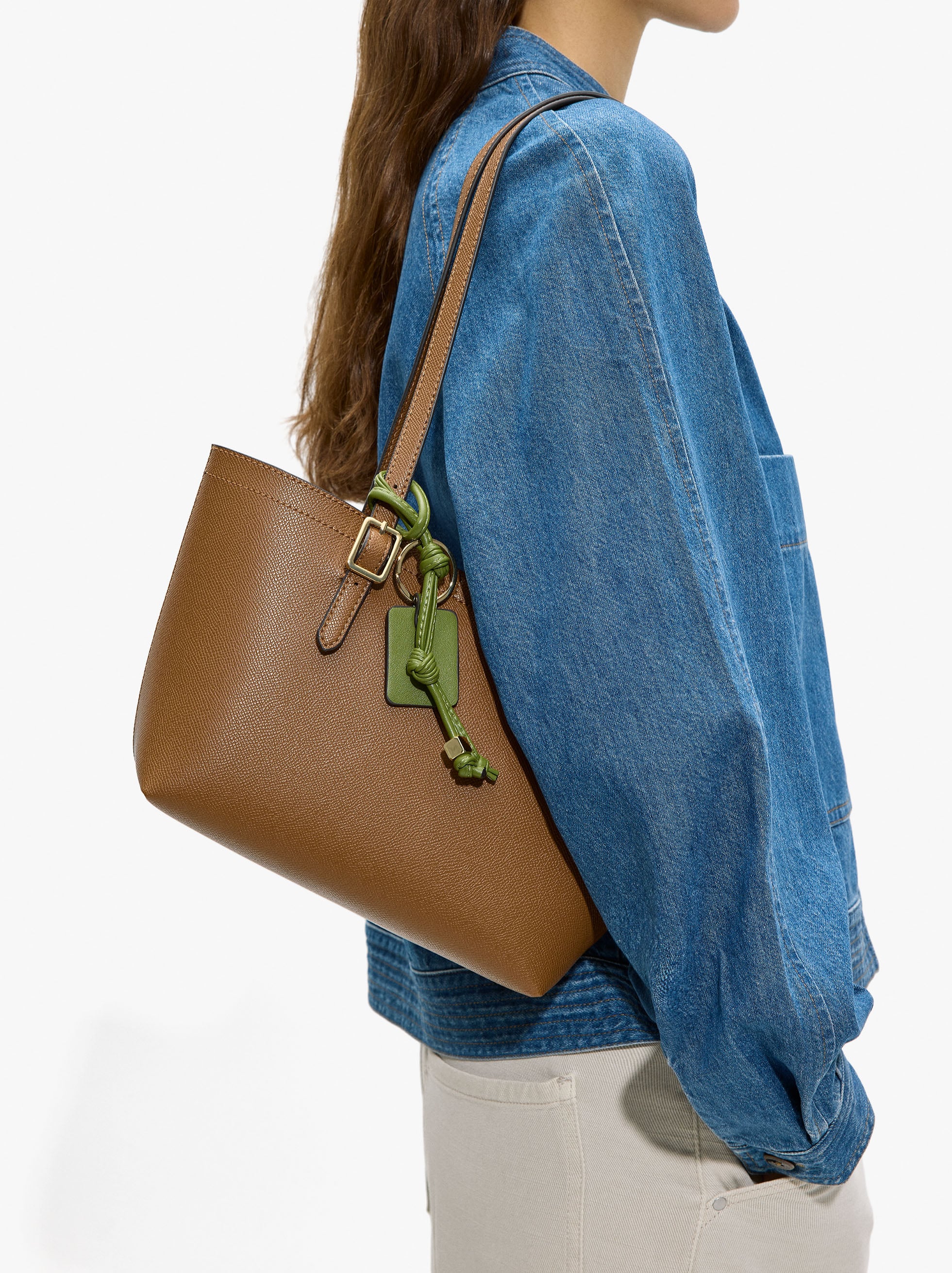 Bolso Tote Con Textura Y Bolsa Removible