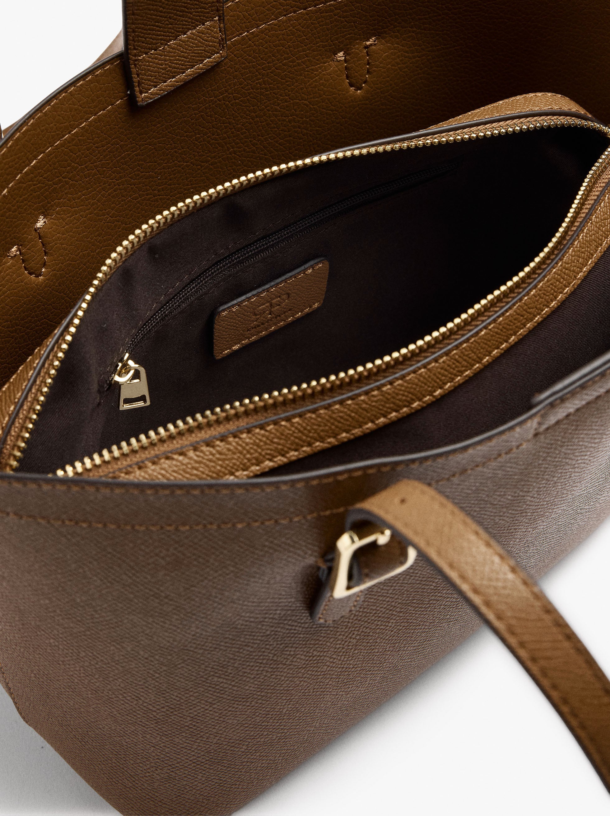 Bolso Tote Con Textura Y Bolsa Removible