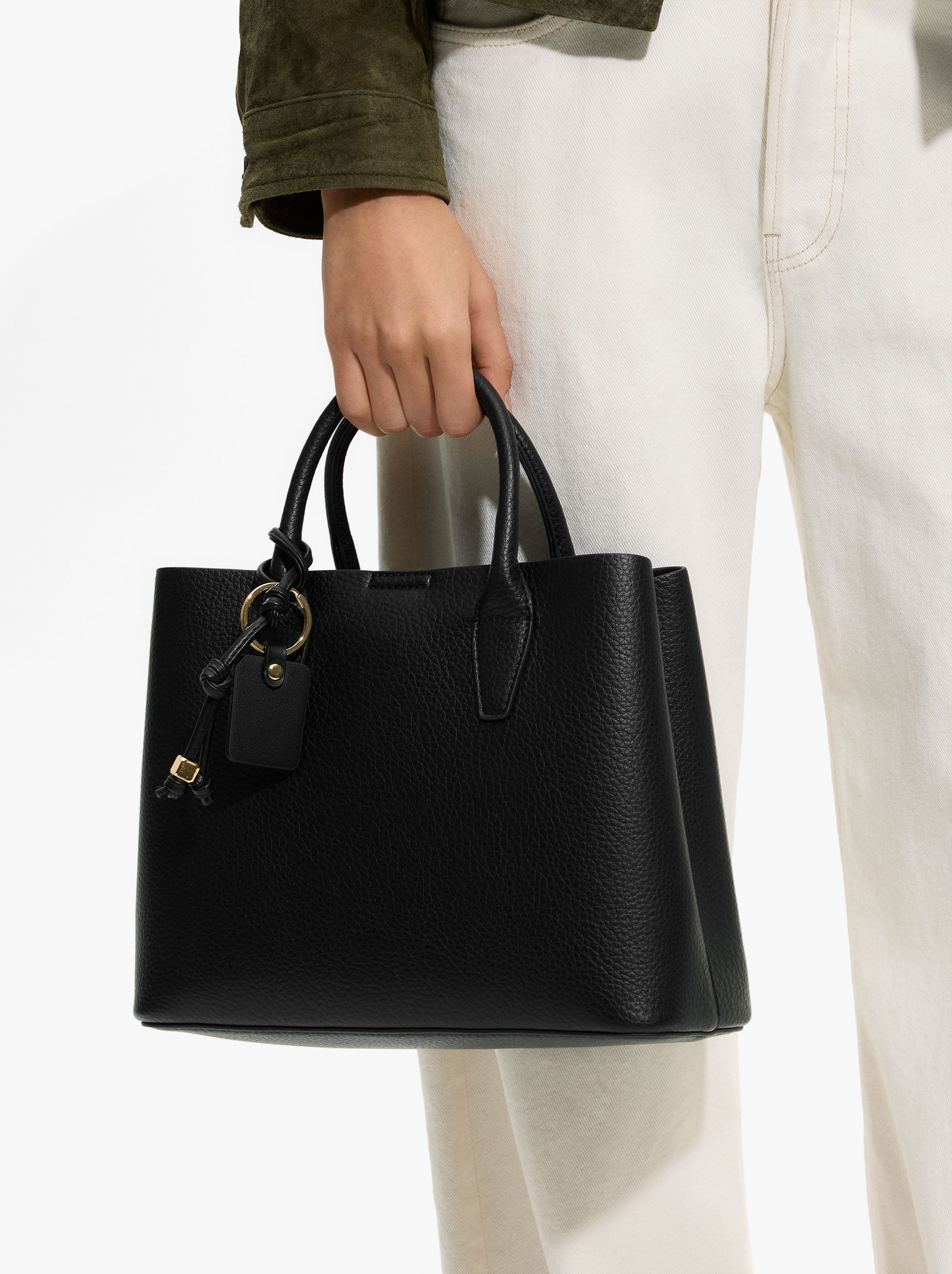 Bolso Tote Con Textura Y Penduro
