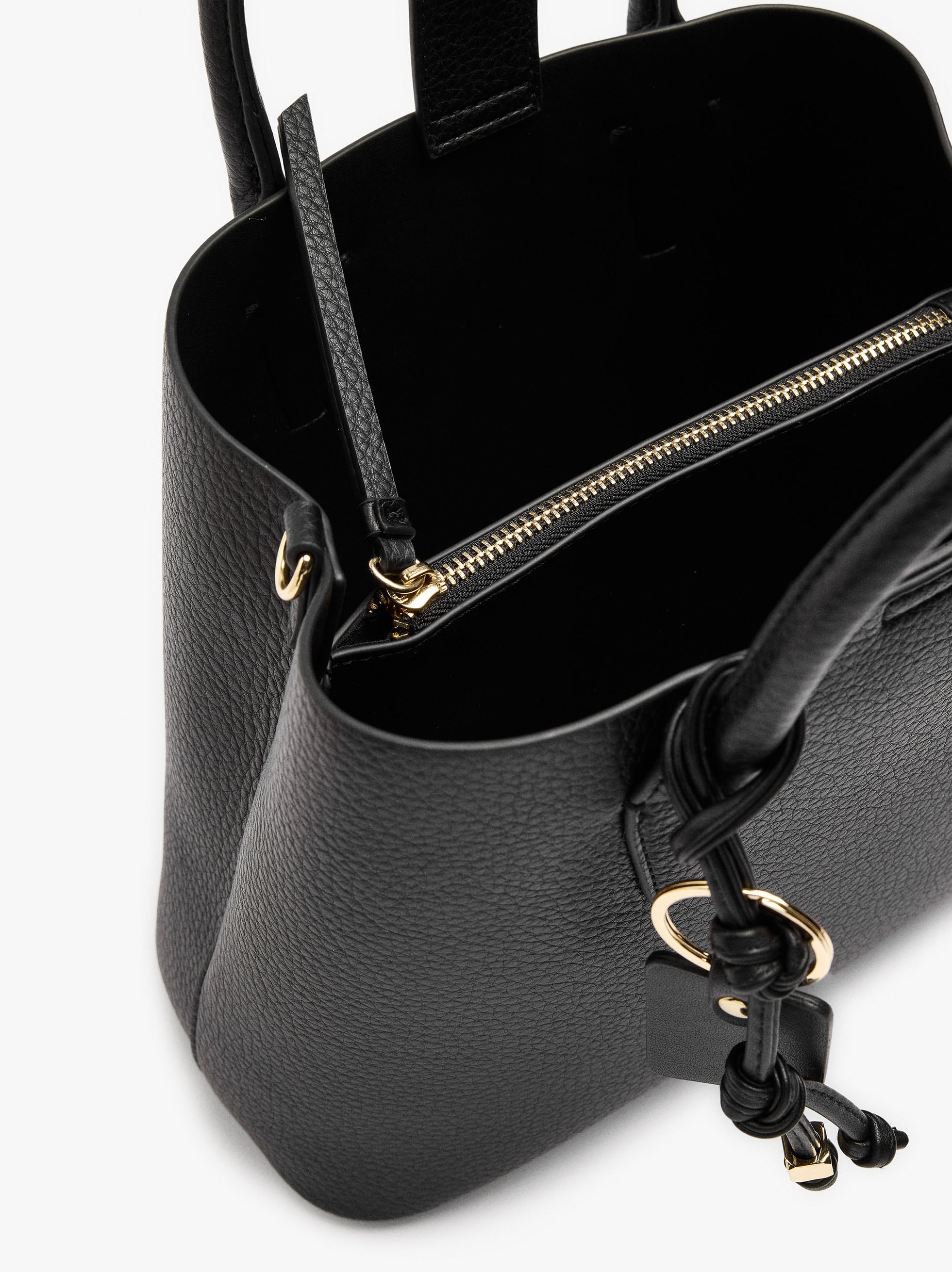 Bolso Tote Con Textura Y Penduro