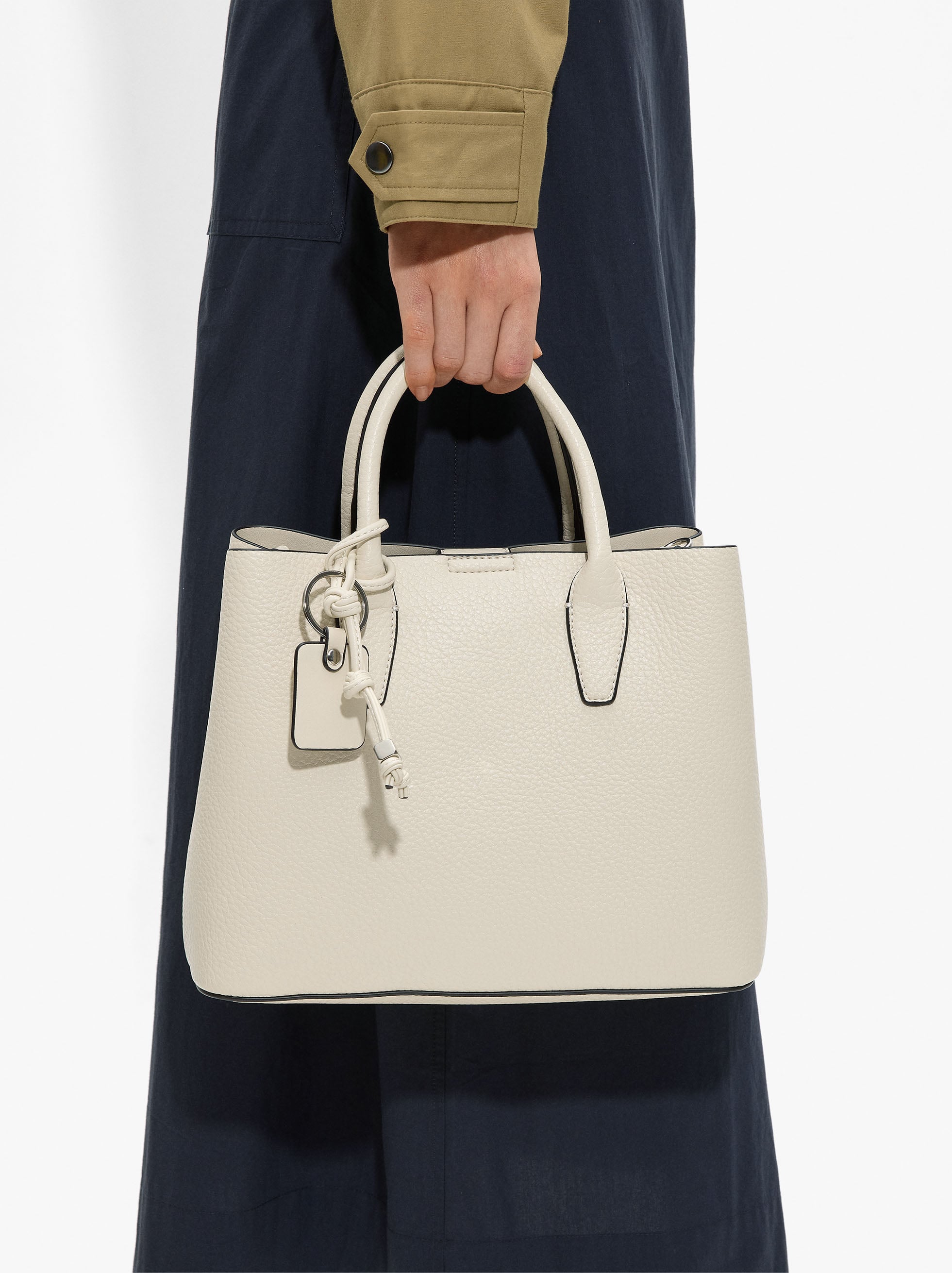 Bolso Tote Con Textura Y Penduro