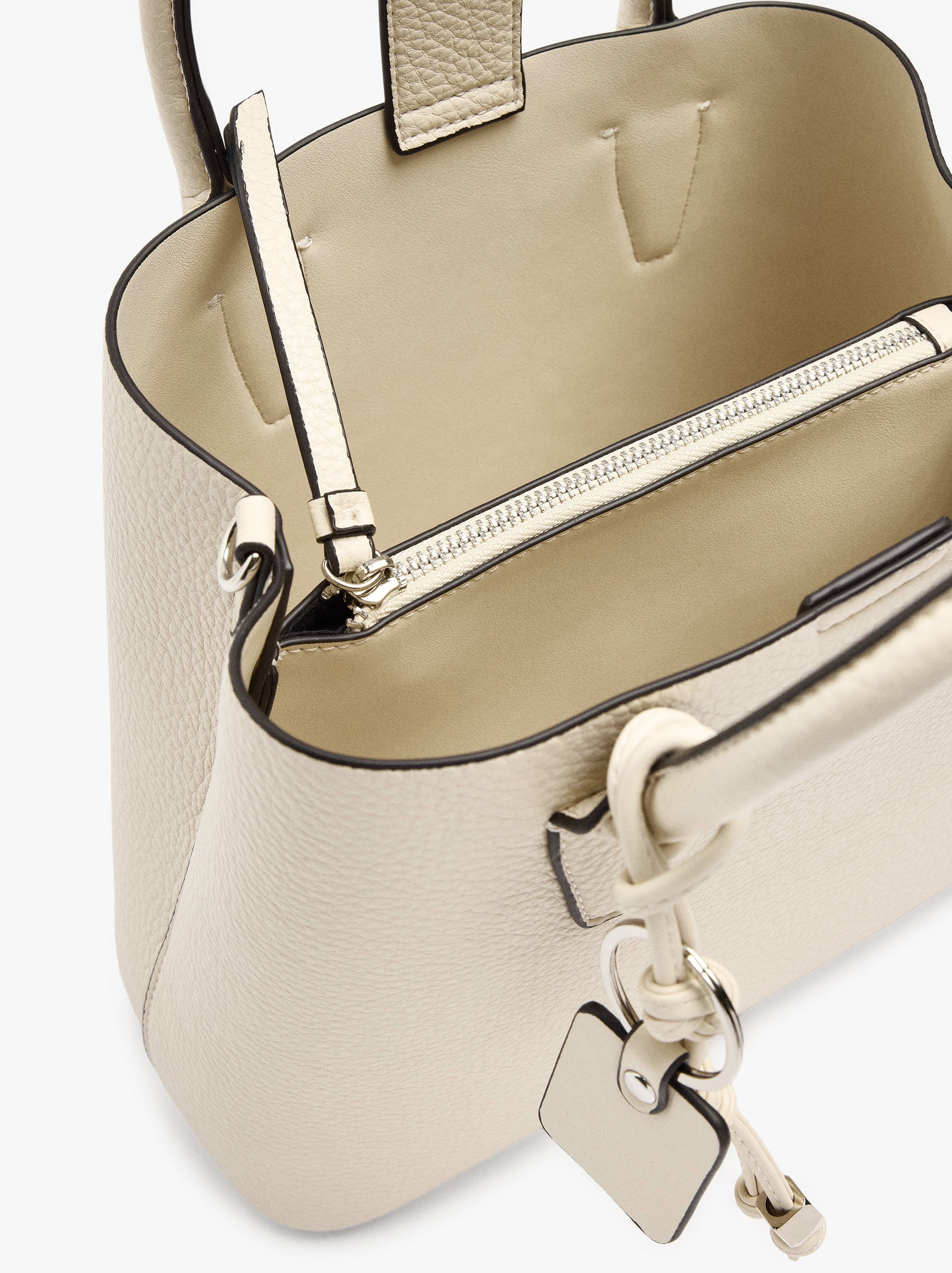 Bolso Tote Con Textura Y Penduro