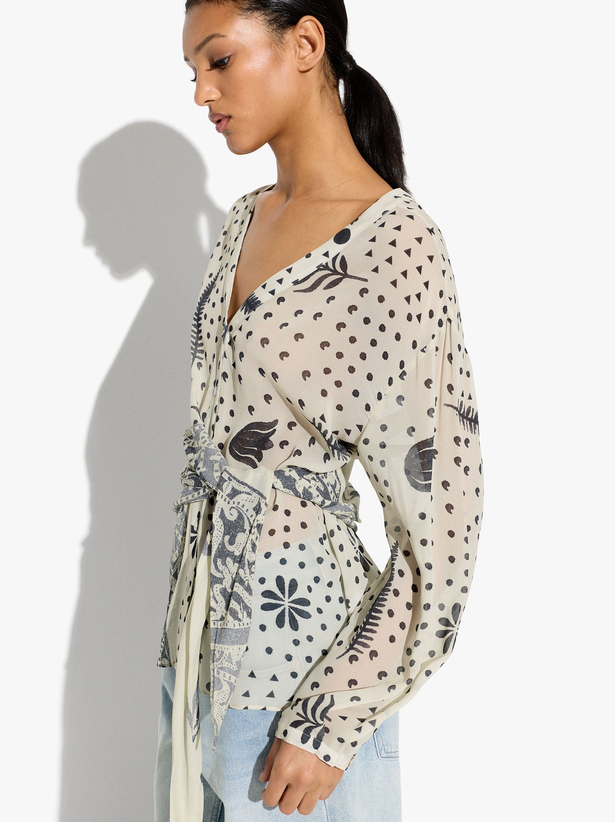 Blusa Fluida Estampada Con Drapeado Y Nudo