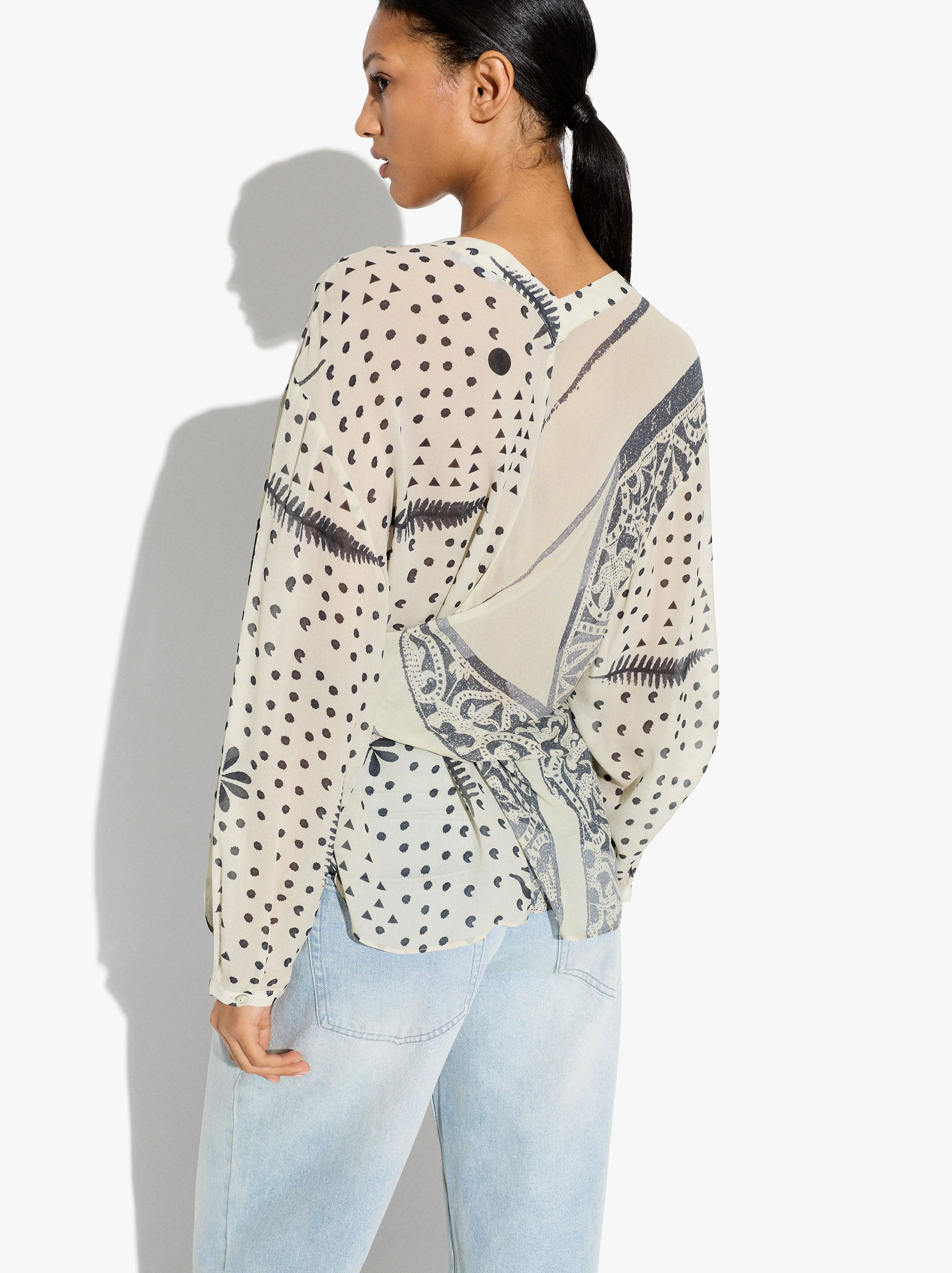 Blusa Fluida Estampada Con Drapeado Y Nudo