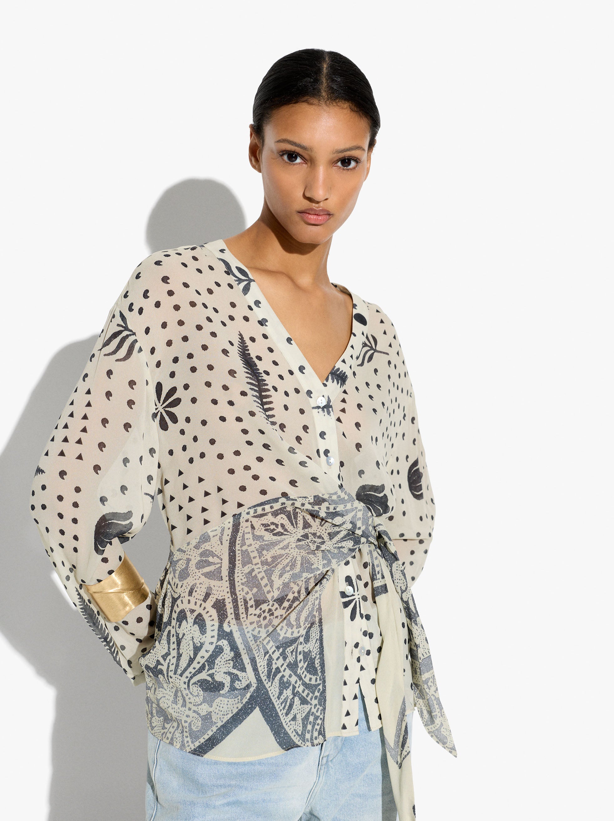 Blusa Fluida Estampada Con Drapeado Y Nudo